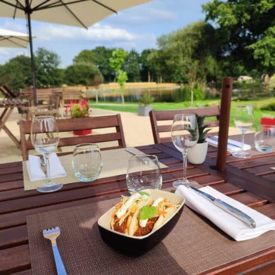 Diner dépaysant au bord du lac du Domaine Mélusine 4* en Vendée près du Puy du Fou