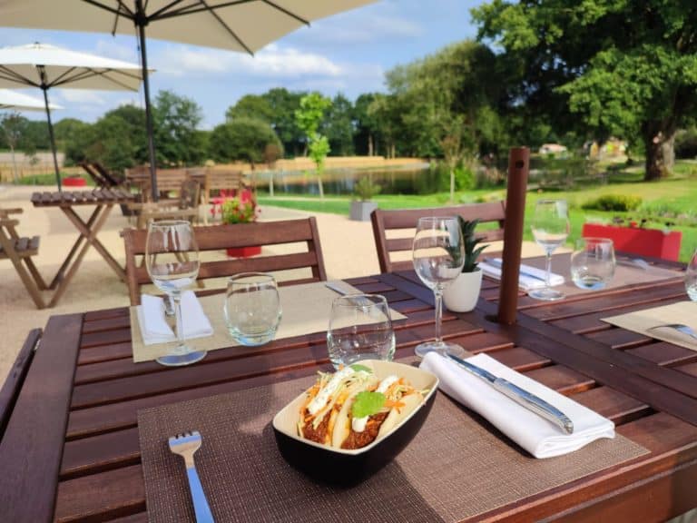 Diner dépaysant au bord du lac du Domaine Mélusine 4* en Vendée près du Puy du Fou