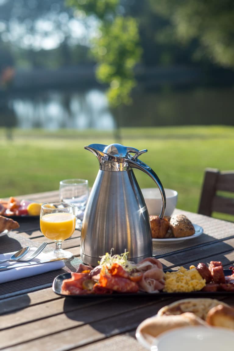 Petit déjeuner dépaysant dans le restaurant du domaine Mélusine 4 étoiles