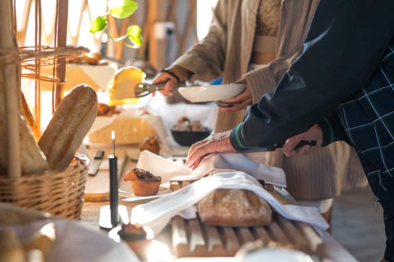 Petit déjeuner au restaurant proche du Puy du Fou, situé aux Epesses - Domaine Mélusine 4 étoiles