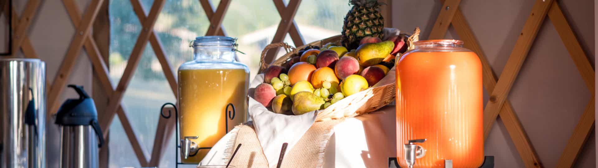 Petit-déjeuner continent au restaurant les epesses au Domaine Mélusine 4 étoiles