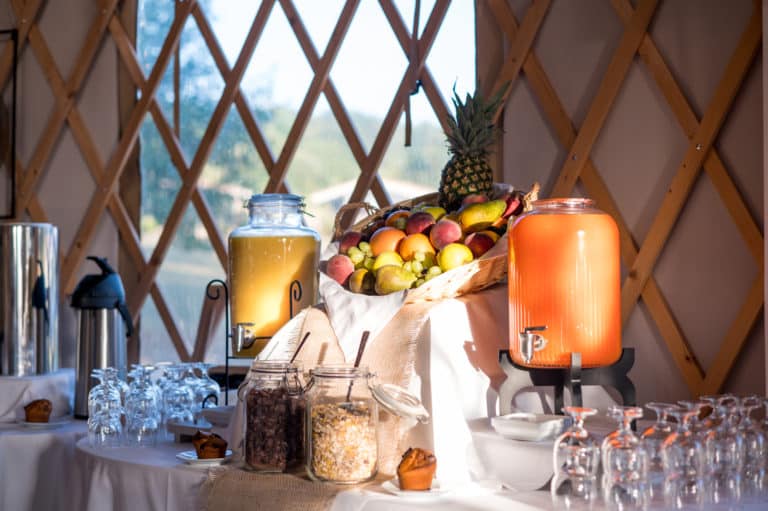 Petit-déjeuner continent au restaurant les epesses au Domaine Mélusine 4 étoiles