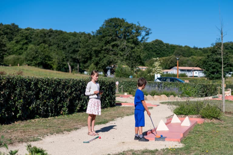 Enfants en pleine partie de mini-golf au Domaine Mélusine 4* Les Epesses en Vendée