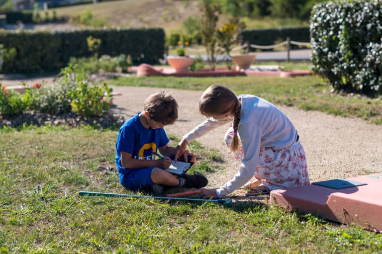 Activité mini-golf pour toute la famille au Domaine Mélusine 4* en Vendée