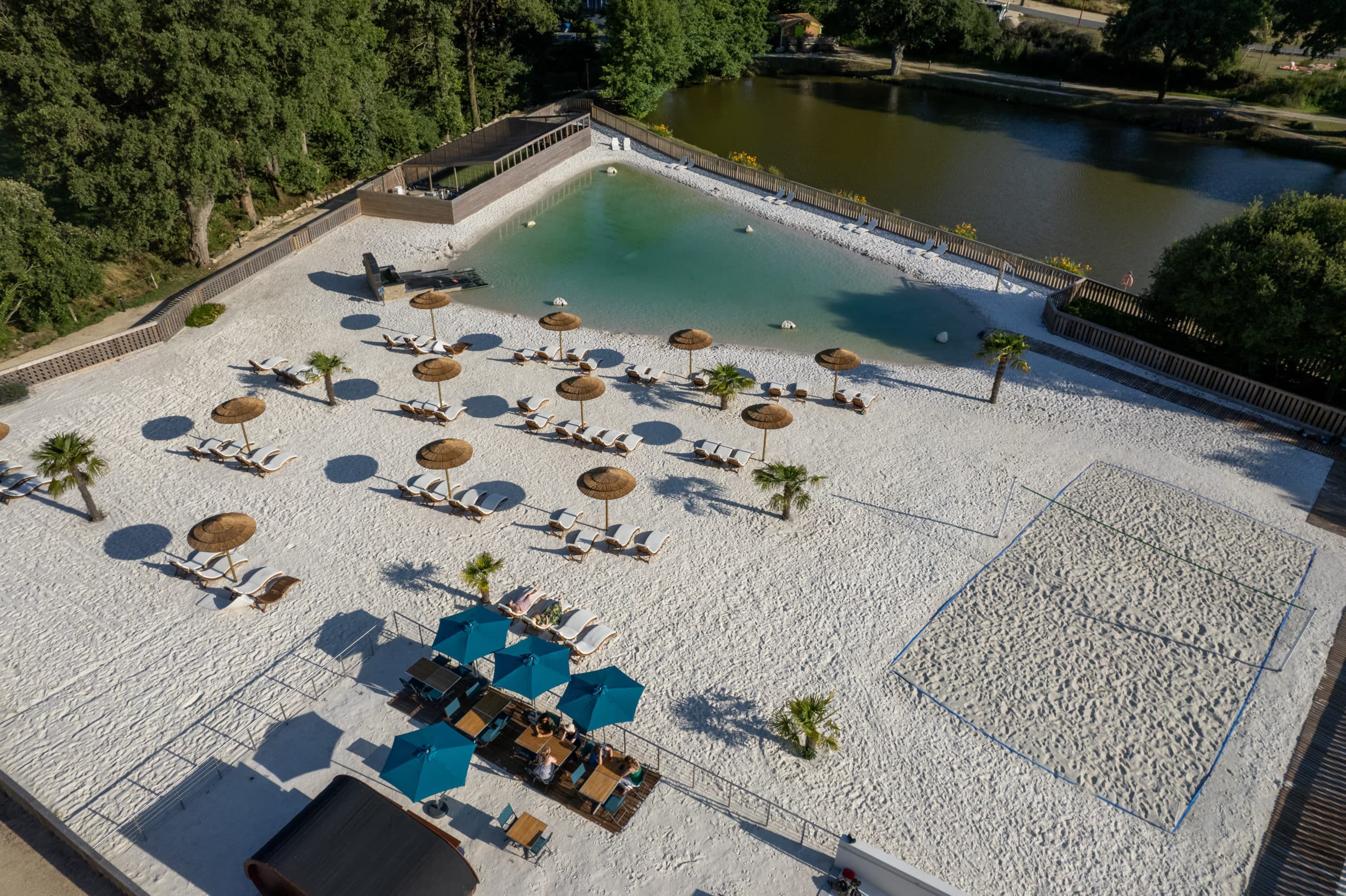 Nos hébergements avec bassin naturel Les Epesses Domaine mélusine